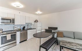 Sea View Condos At The Waikiki Banyan - Free Parking!